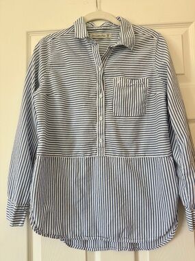 Abercrombie & Fitch White and Blue Striped Casual Button-Up